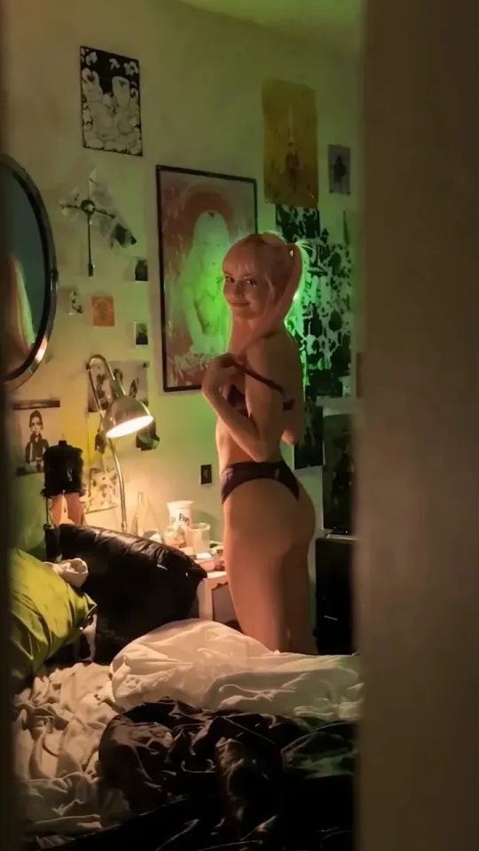 Opening frame of My Roommates are Thirsty! episode 1